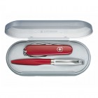 Набір Victorinox (мультитул Classic SD + ручка Caran d'Ache BP), у футлярі, червоний 4.4321.2