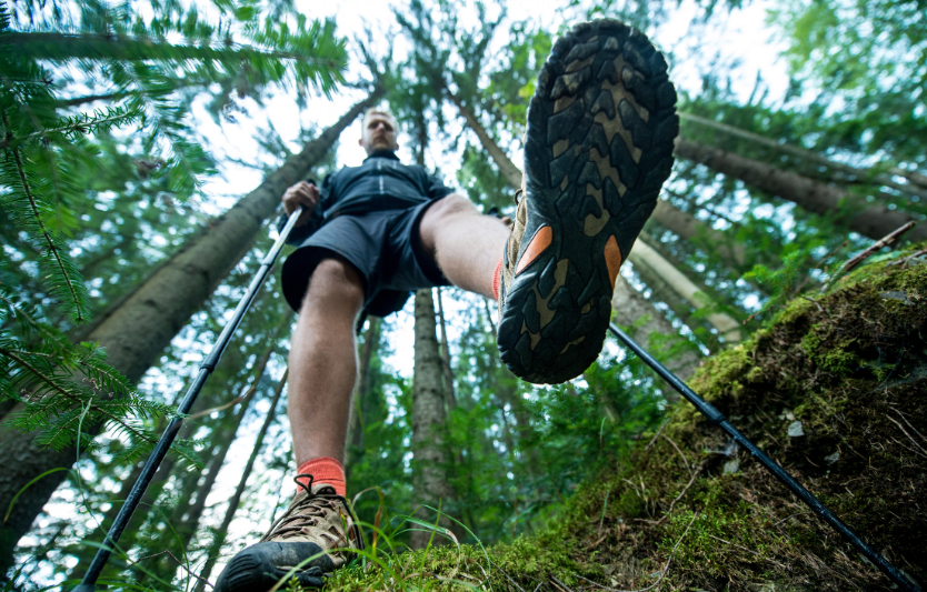Ліричний гід з вибору трекінгового взуття для Карпат: від ранкових рос до кам’янистих стежок